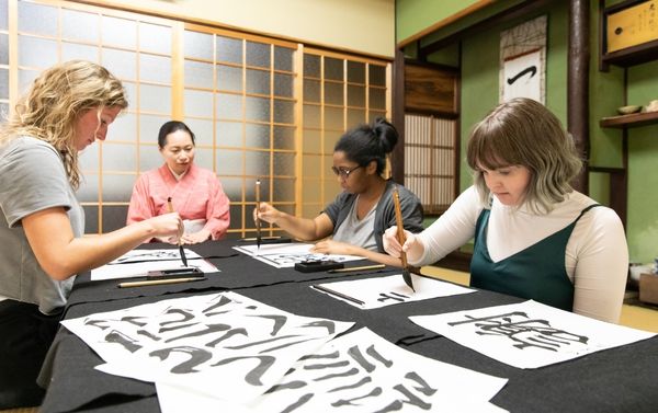 Japanese Calligraphy: Plate Decorating